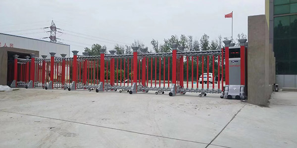 伸缩门12